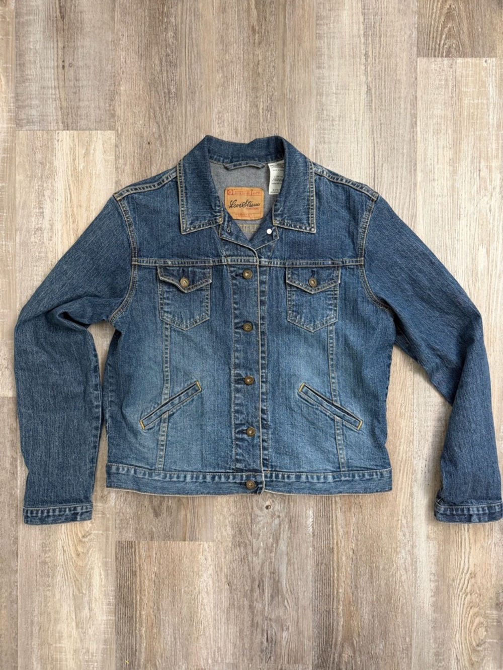 Levi Strauss Women’s Relaxed Denim Jean Jacket-size Large *like NEW*